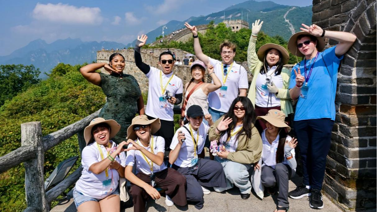 Des représentants de la jeunesse visitent la Grande Muraille de Mutianyu à Pékin, en Chine, en septembre 2026. /CMG