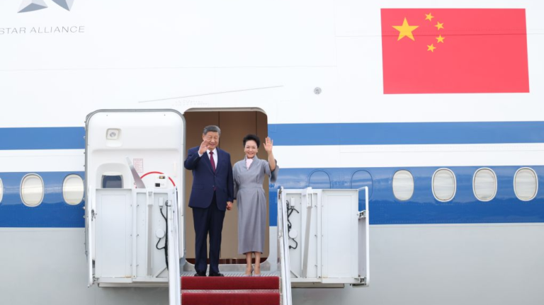 Le président chinois Xi Jinping et son épouse Peng Liyuan arrivent à Washington, DC, le 23 septembre 2026. /Xinhua