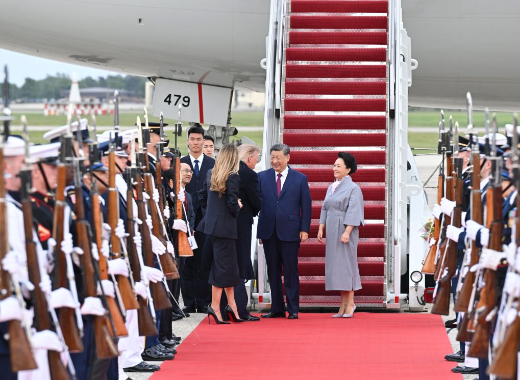 Le président américain Donald Trump et son épouse Melania Trump saluent le président chinois Xi Jinping et son épouse Peng Liyuan, à la base commune d'Andrews, à Washington, DC, le 23 septembre 2026. /Xinhua
