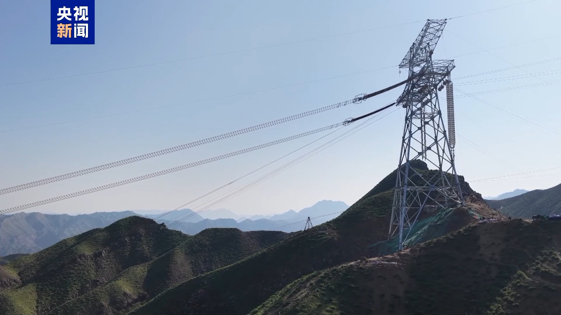 Le projet de transport d'électricité à courant continu ultra haute tension de ± 800 kilovolts Gansu-Zhejiang achève l'installation du câble à travers le fleuve Jaune, dans la province du Gansu (nord-ouest de la Chine), le 14 septembre 2026. /CMG