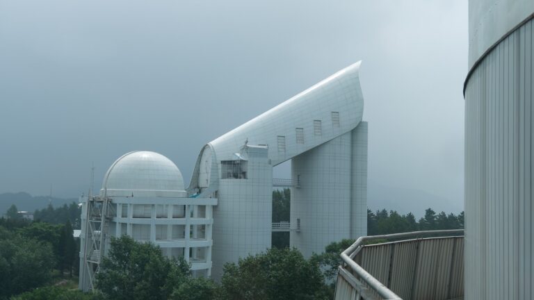 Une vue du télescope Guo Shoujing, également connu sous le nom de télescope spectroscopique à fibre multi-objets à grande zone céleste (LAMOST), à l'Observatoire de Xinglong des Observatoires astronomiques nationaux de l'Académie chinoise des sciences, dans le comté de Xinglong, dans la province du Hebei (nord de la Chine), le 29 juin 2025. /CFP
