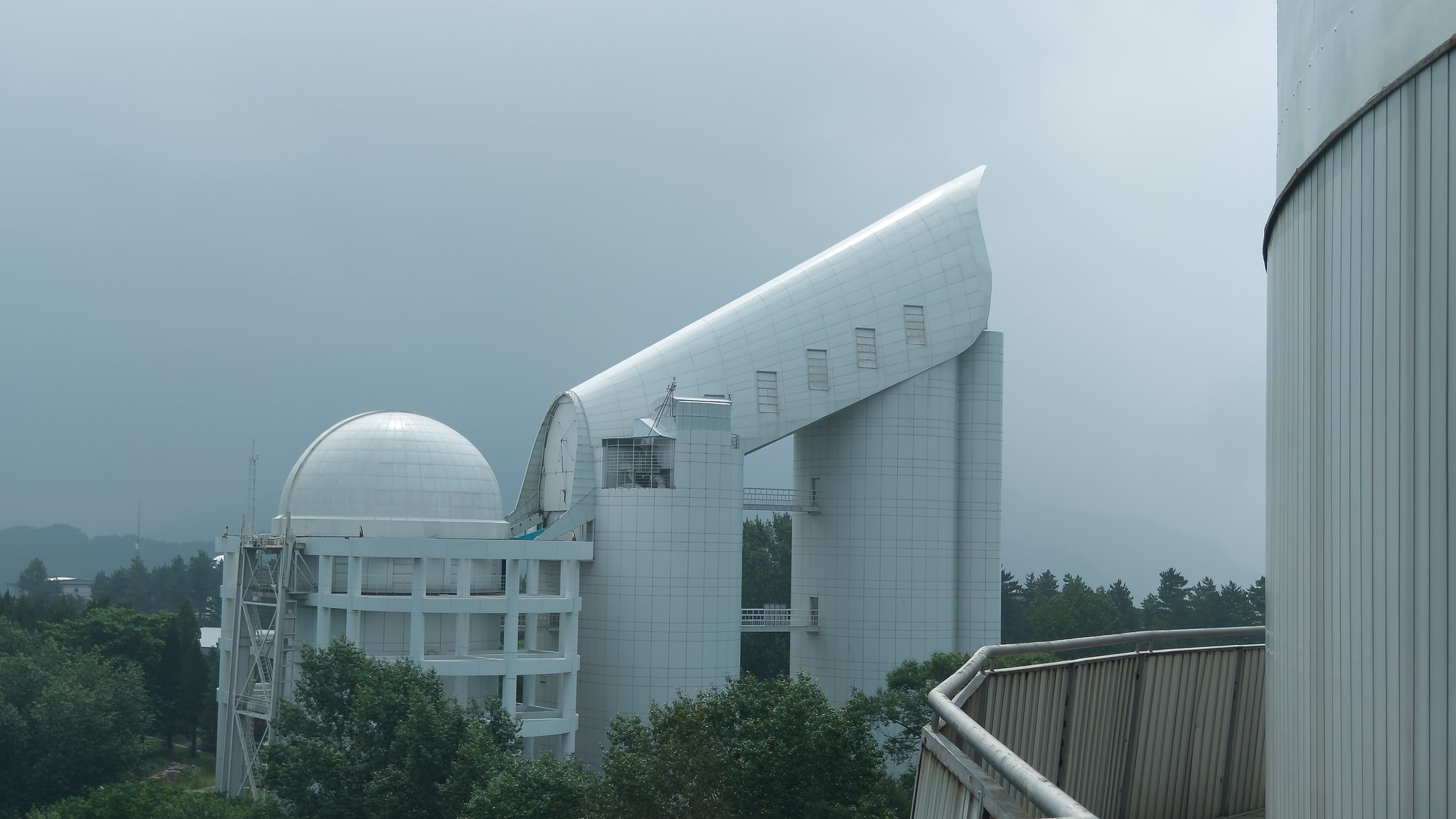 Une vue du télescope Guo Shoujing, également connu sous le nom de télescope spectroscopique à fibre multi-objets à grande zone céleste (LAMOST), à l'Observatoire de Xinglong des Observatoires astronomiques nationaux de l'Académie chinoise des sciences, dans le comté de Xinglong, dans la province du Hebei (nord de la Chine), le 29 juin 2025. /CFP