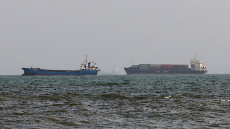 Des navires sont vus dans le détroit d'Ormuz, au large de la ville portuaire de Bandar Abbas, dans le sud de l'Iran, le 10 août 2026. /VCG