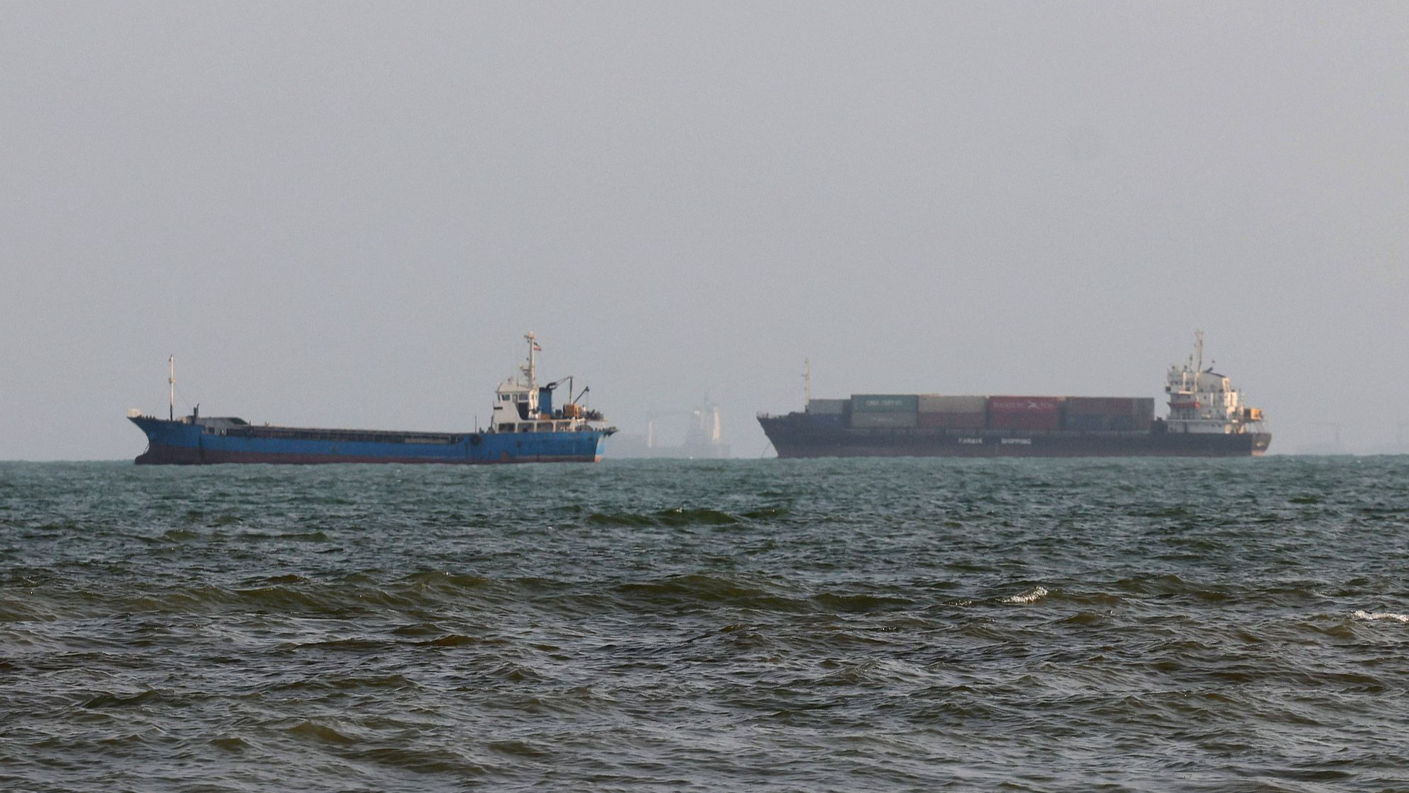 Des navires sont vus dans le détroit d'Ormuz, au large de la ville portuaire de Bandar Abbas, dans le sud de l'Iran, le 10 août 2026. /VCG