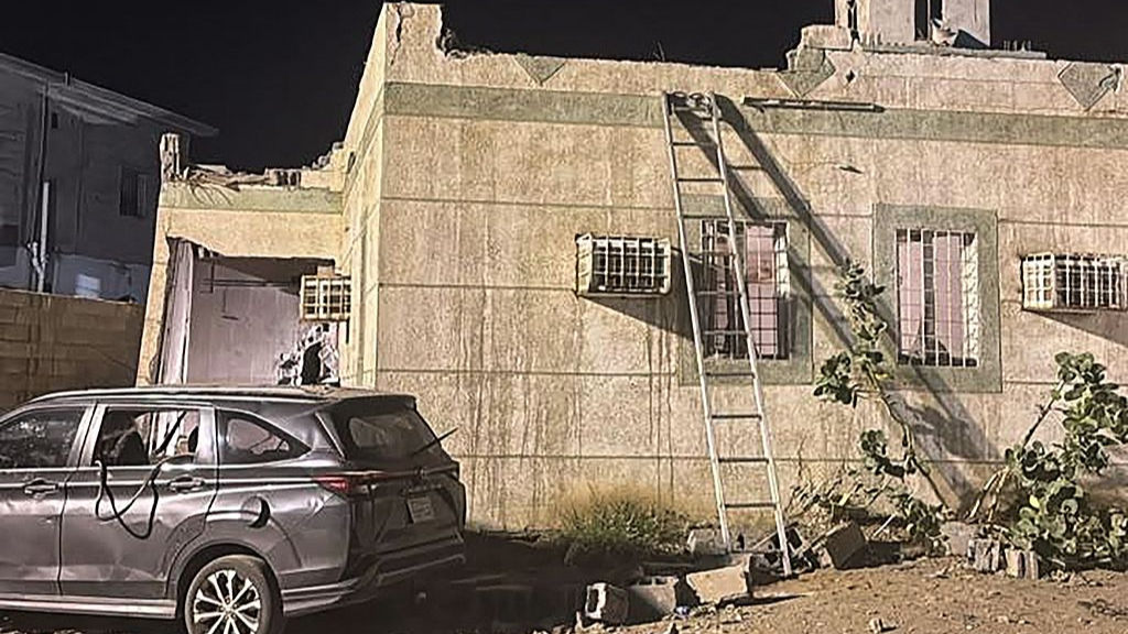 Un bâtiment dans la région de Jazan en Arabie Saoudite est endommagé lorsqu'un projectile lancé par le groupe Houthi du Yémen a frappé la zone le 12 septembre 2026. /VCG