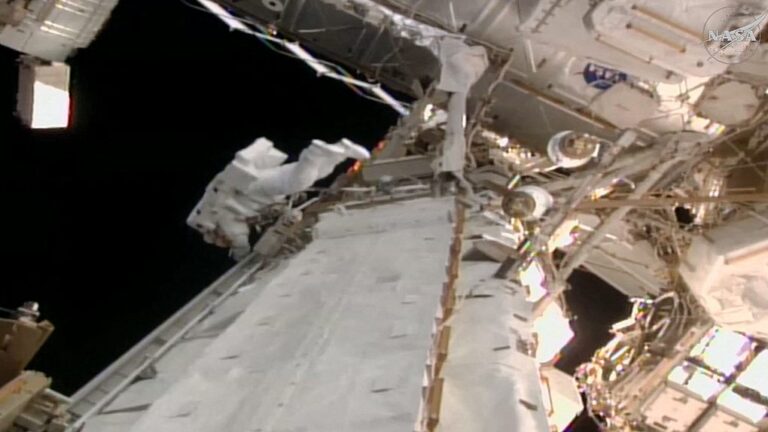 Capture d'écran d'un flux vidéo en direct de la NASA montrant l'astronaute de l'ESA Sophie Adenot travaillant lors d'une sortie dans l'espace à l'extérieur de la Station spatiale internationale, le 25 août 2026. /VCG