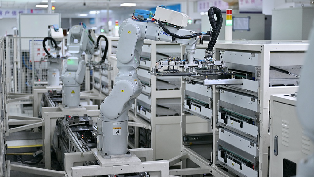 Des robots effectuent des tests et un tri entièrement automatisés des cartes mères dans l'atelier de fabrication intelligente d'une entreprise à Hefei, province de l'Anhui, Chine, le 25 août 2026./VCG