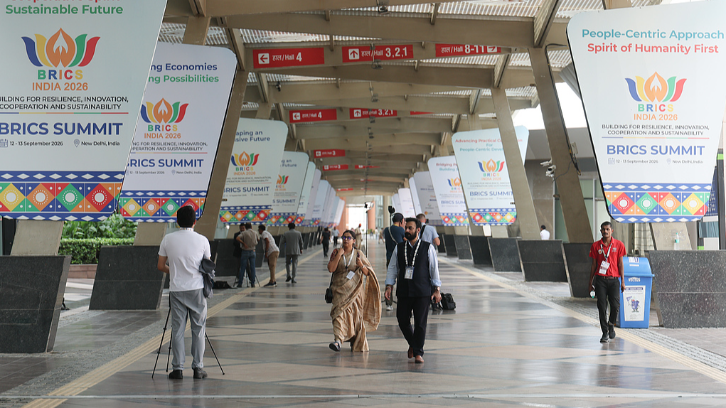 Le personnel travaille à Bharat Mandapam, lieu du sommet des dirigeants des BRICS à New Delhi, en Inde, le 12 septembre 2026. /VCG