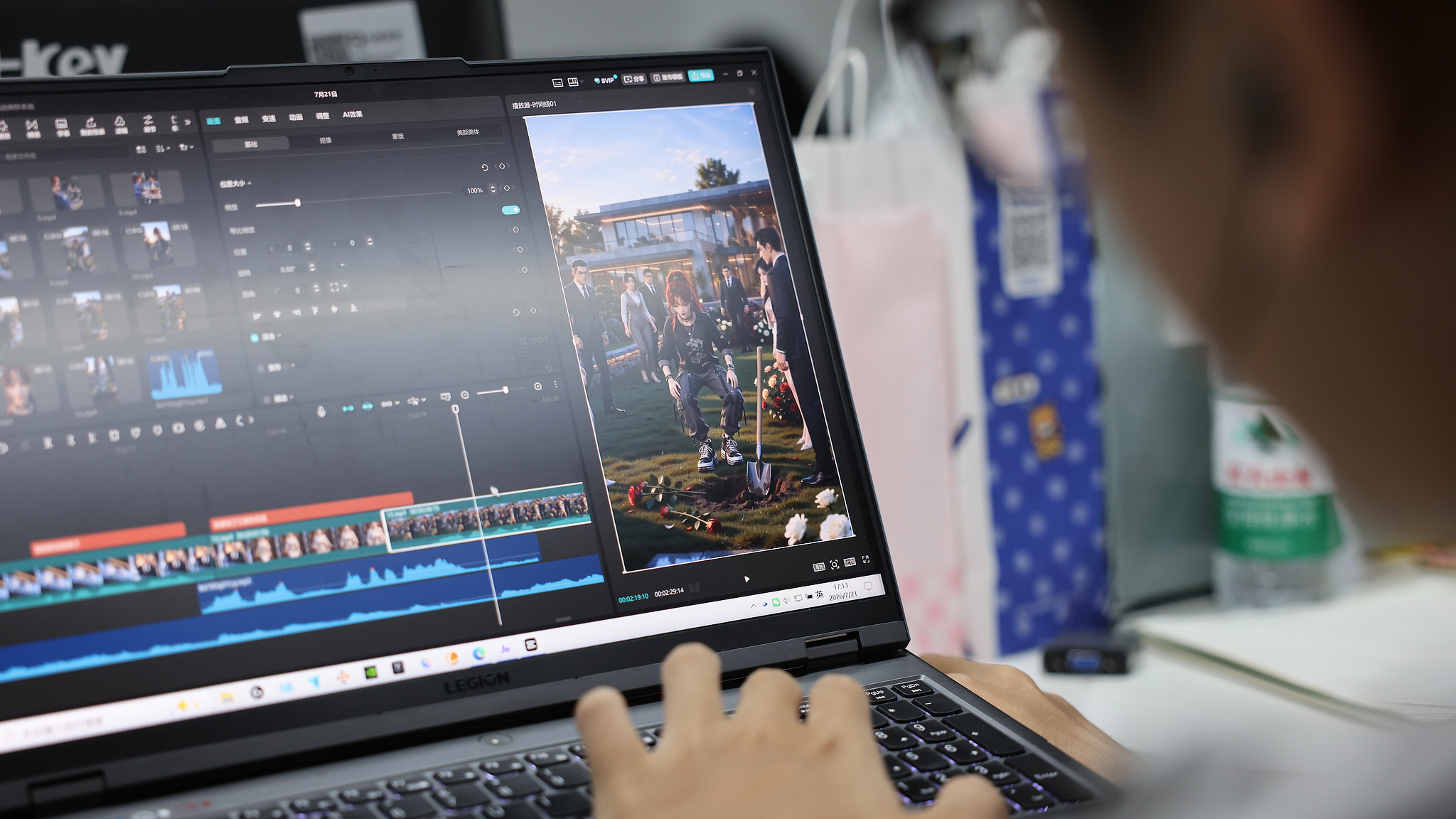 Des membres du personnel travaillent à la post-production d'un micro-drame généré par l'IA dans une société de production de micro-drame à Jiaxing, dans la province du Zhejiang (est de la Chine), le 21 juillet 2026. /VCG