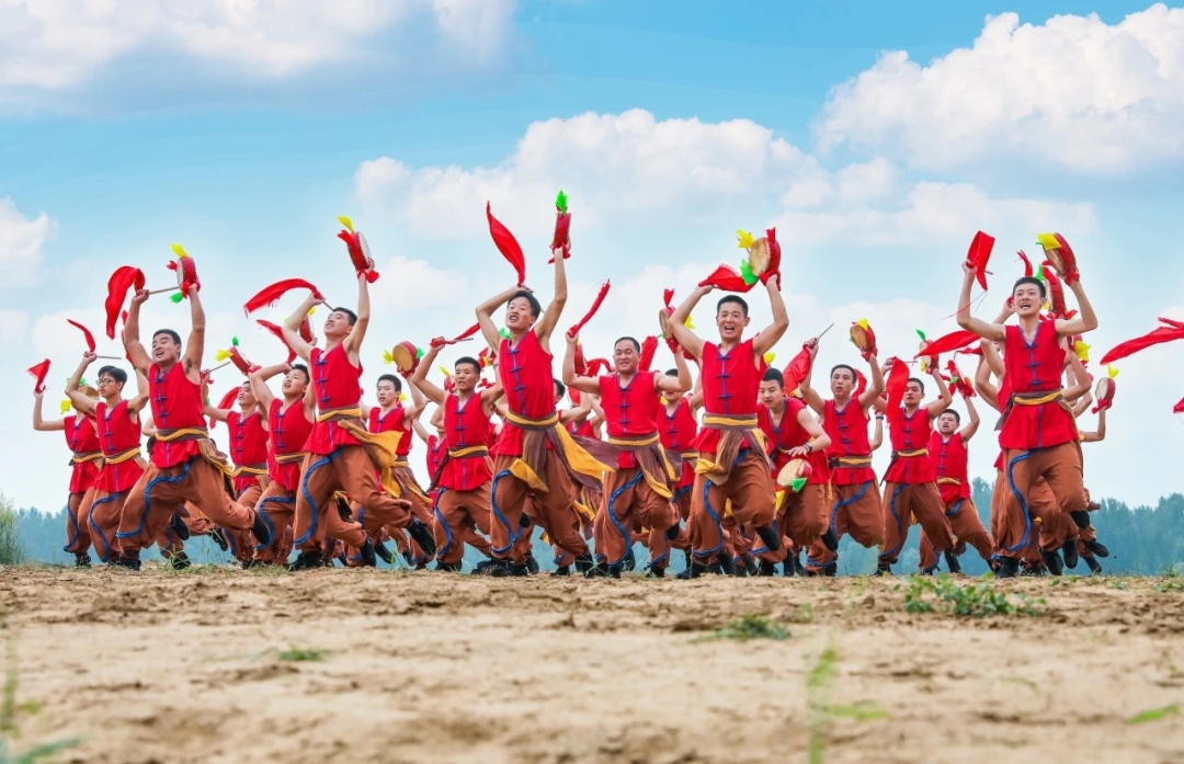 Les danseurs interprètent Guzi Yangge du Shandong. /CMG