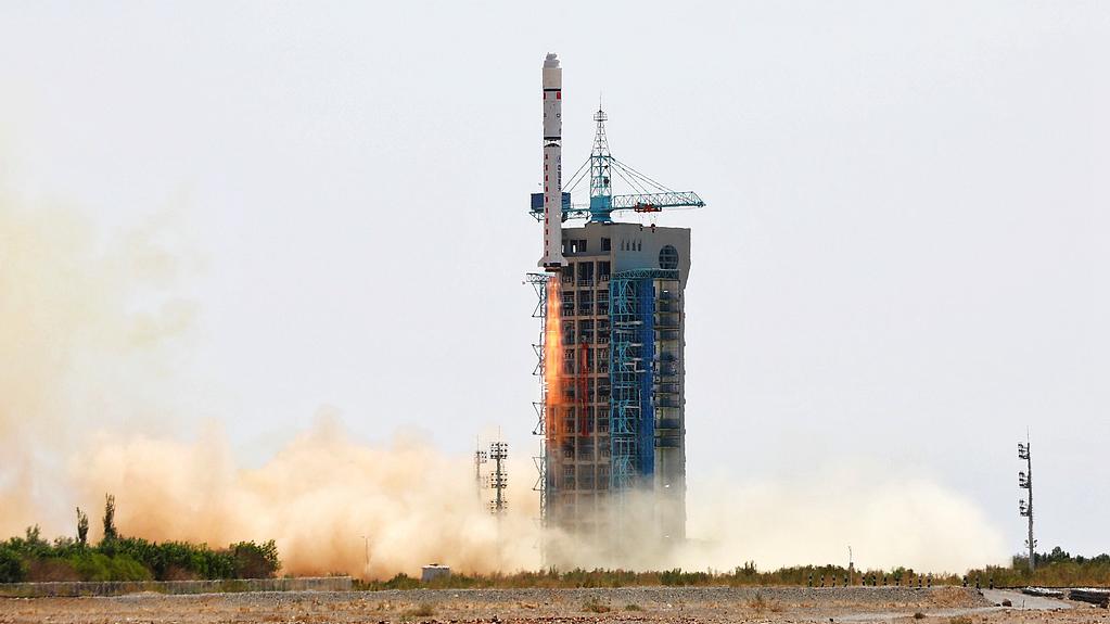 Une fusée Longue Marche-2D transportant le satellite Gaofen-6 décolle du Centre de lancement de satellites de Jiuquan, dans le nord-ouest de la Chine, le 2 juin 2018. /VCG