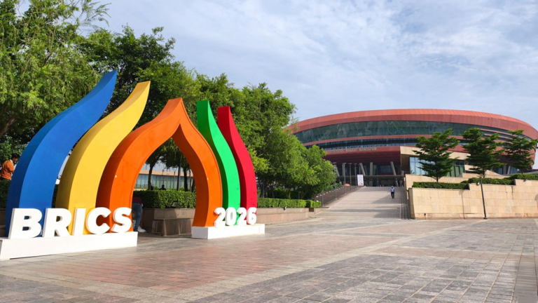 Un logo en forme de lotus pour la présidence des BRICS 2026 se trouve à l'extérieur du Bharat Mandapam, à New Delhi, en Inde, le 13 septembre 2026. /CMG