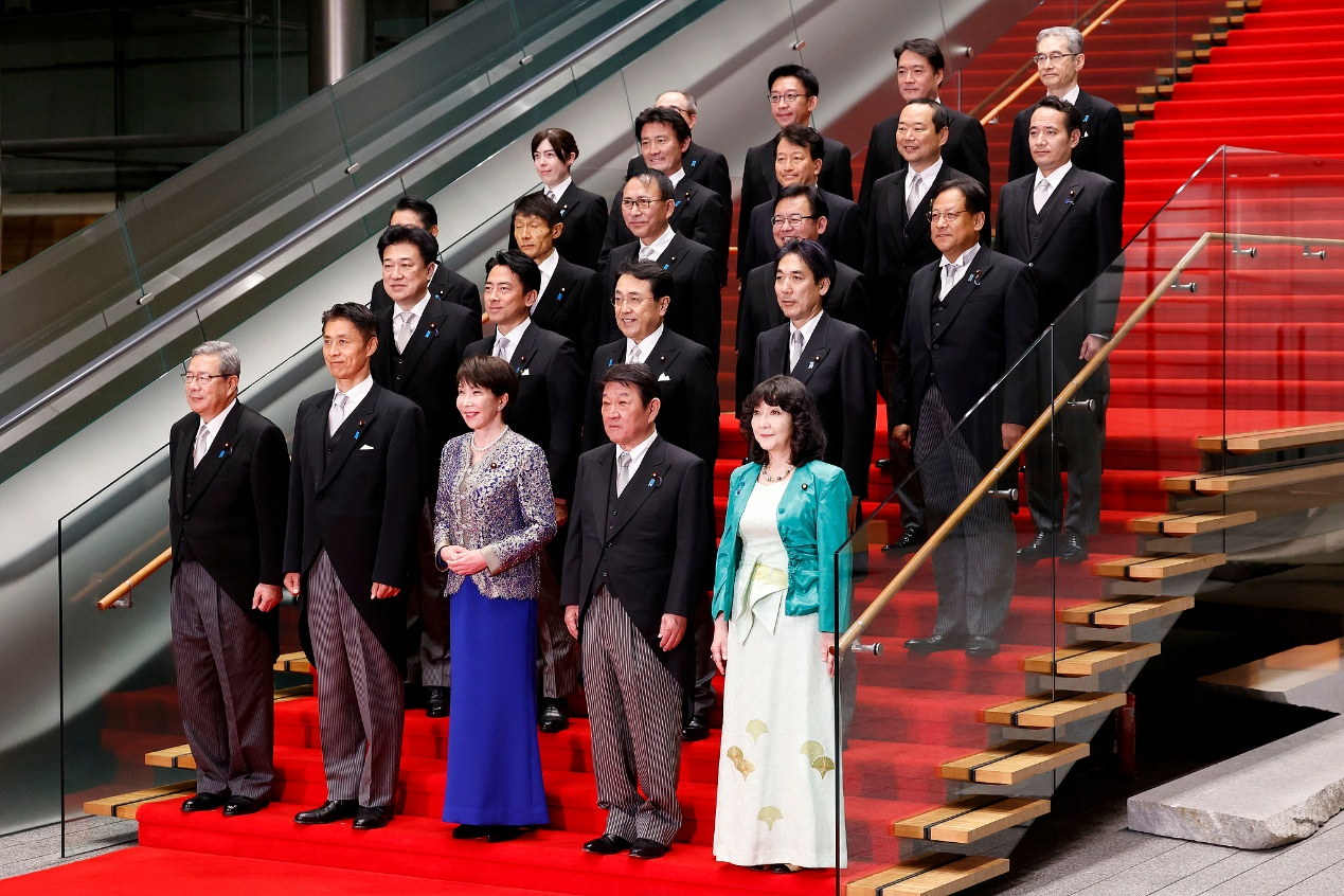 La Première ministre japonaise Sanae Takaichi et ses nouveaux ministres posent pour une photo à la résidence officielle du Premier ministre à Tokyo, au Japon, le 17 septembre 2026. /VCG