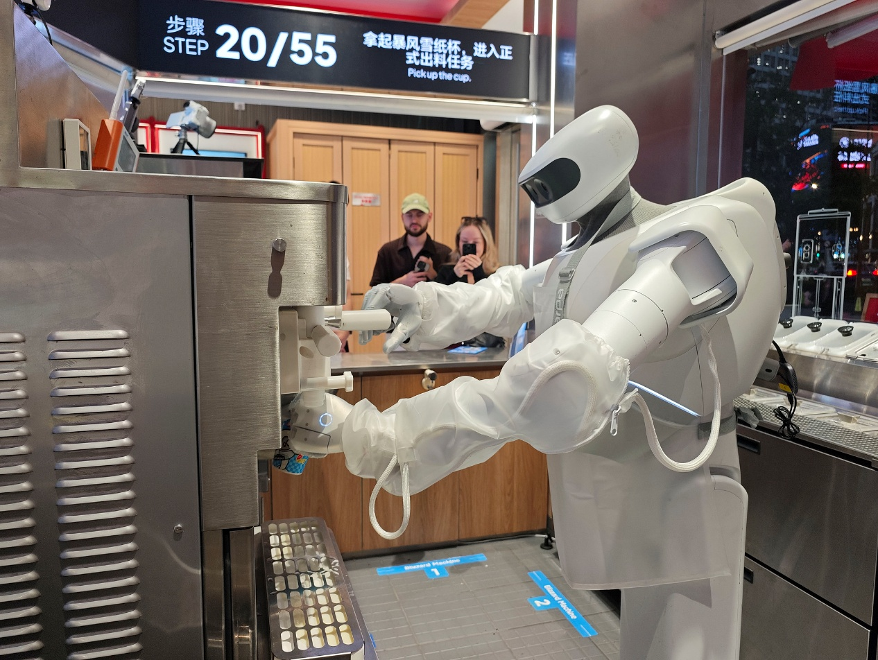 Un robot prépare des glaces pour les clients du premier restaurant de glaces robotisé au monde à Shanghai, en Chine, le 8 septembre 2026. /VCG