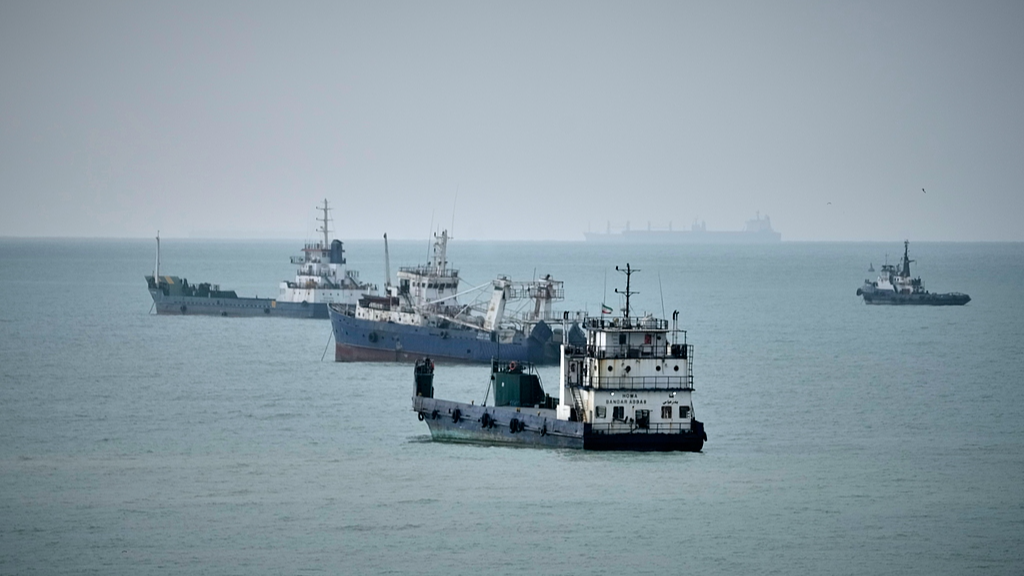 Des navires commerciaux sont ancrés dans le détroit d'Ormuz au large de Bandar Abbas, en Iran, le 4 septembre 2026. /VCG