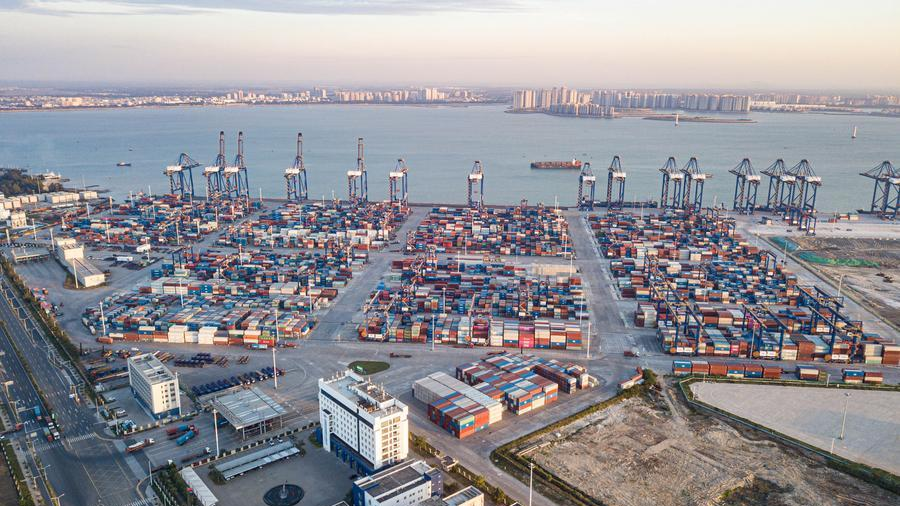 Une vue du port international à conteneurs de Yangpu, dans la zone de développement économique de Yangpu, dans la province chinoise de Hainan (sud), le 21 novembre 2025. /Xinhua