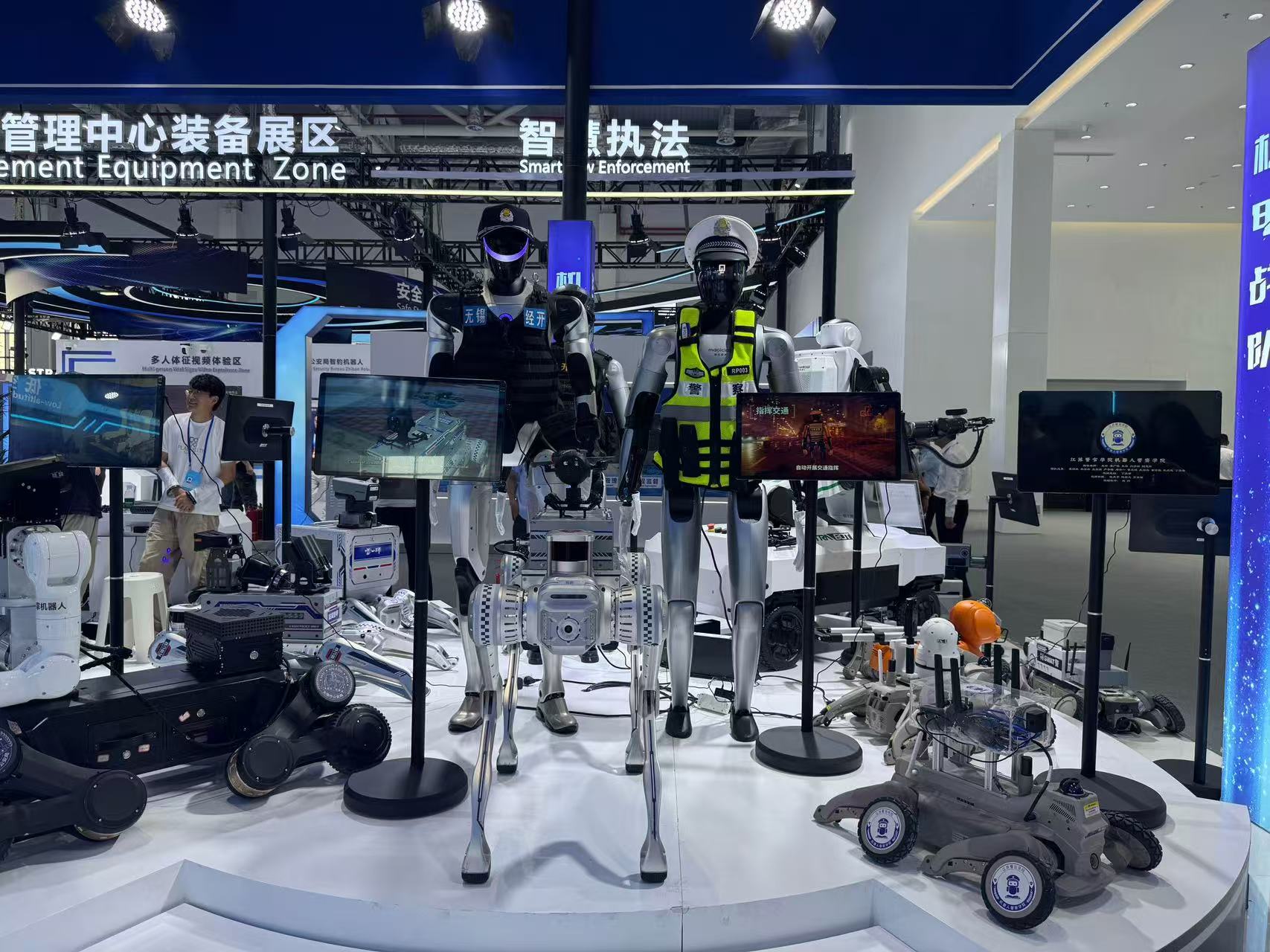 Des robots sont exposés à l'exposition sur les technologies et les équipements de sécurité publique à Lianyungang, province du Jiangsu, Chine, le 8 septembre 2026. Peng Yuhan/CGTN
