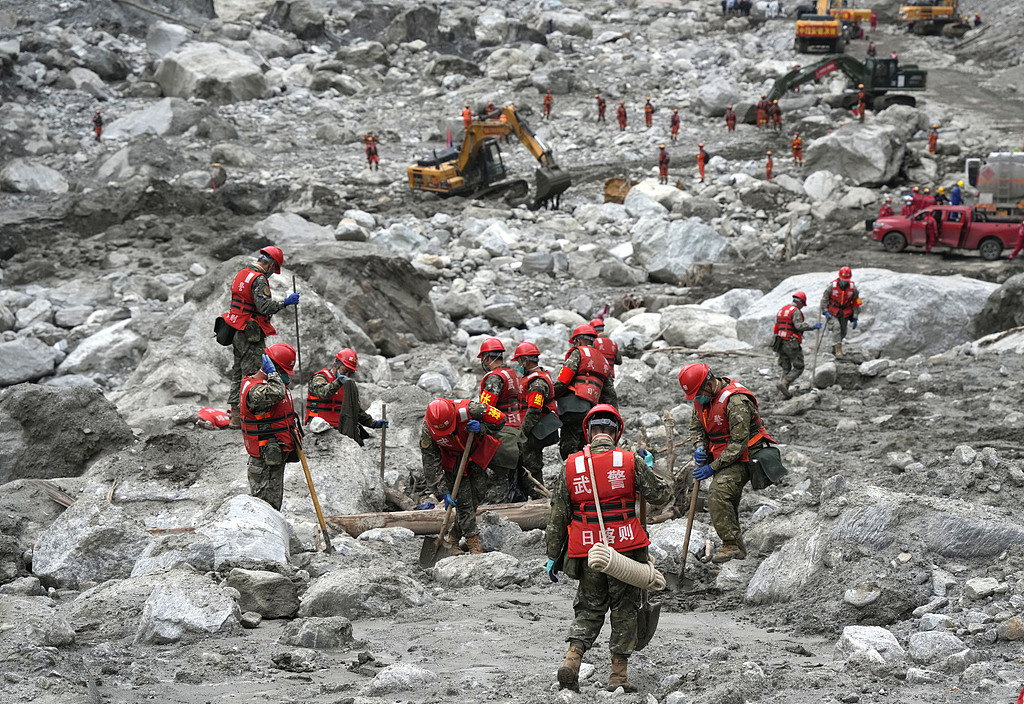 Le personnel de secours de diverses agences mène des opérations de recherche et de sauvetage dans la zone touchée par des coulées de boue du port de Gyirong, dans la région autonome de Xizang (sud-ouest de la Chine), le 2 septembre 2026. /VCG