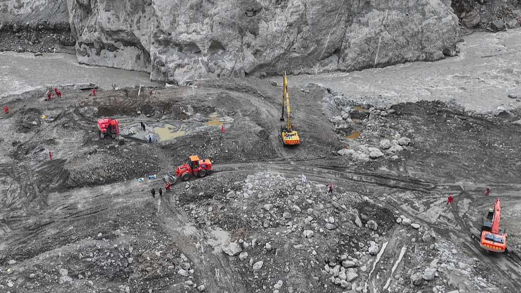 Des excavatrices et des chargeuses opèrent dans la principale zone touchée par la catastrophe, au port de Gyirong, dans la région autonome de Xizang (sud-ouest de la Chine), le 5 septembre 2026. /VCG