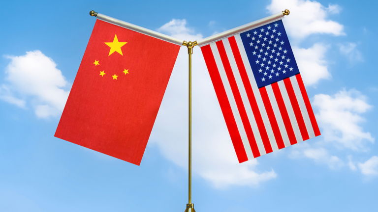 Les drapeaux nationaux de la Chine et des États-Unis. /VCG