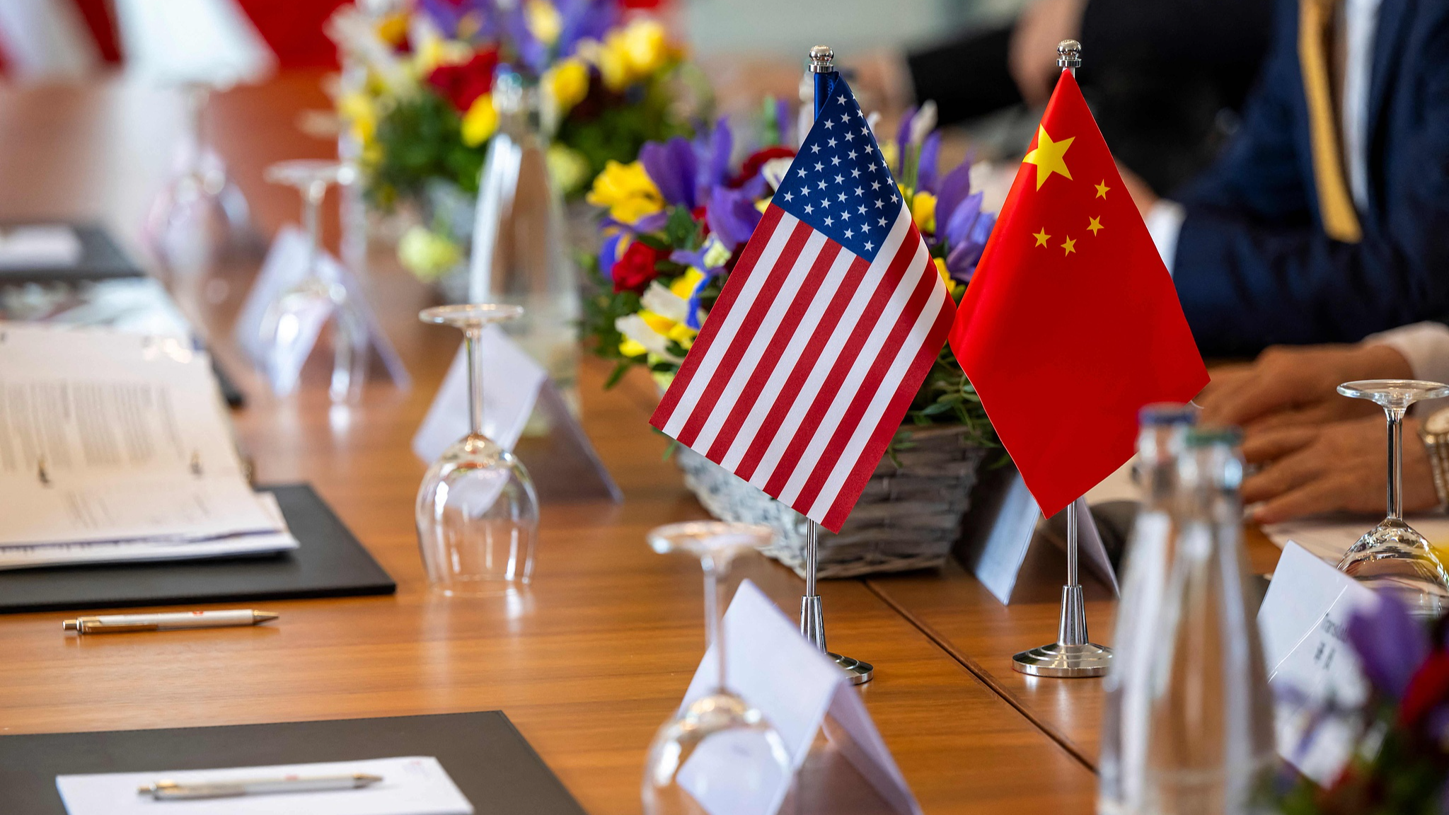 Les drapeaux nationaux de la Chine et des États-Unis à Genève, en Suisse, le 10 mai 2025. /CFP