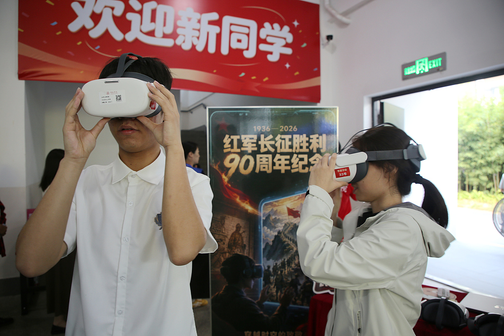 Des gens utilisent des casques VR pour découvrir des scènes immersives de la Longue Marche dans la ville de Changde, dans la province du Hunan (centre de la Chine), le 12 septembre 2026. /VCG