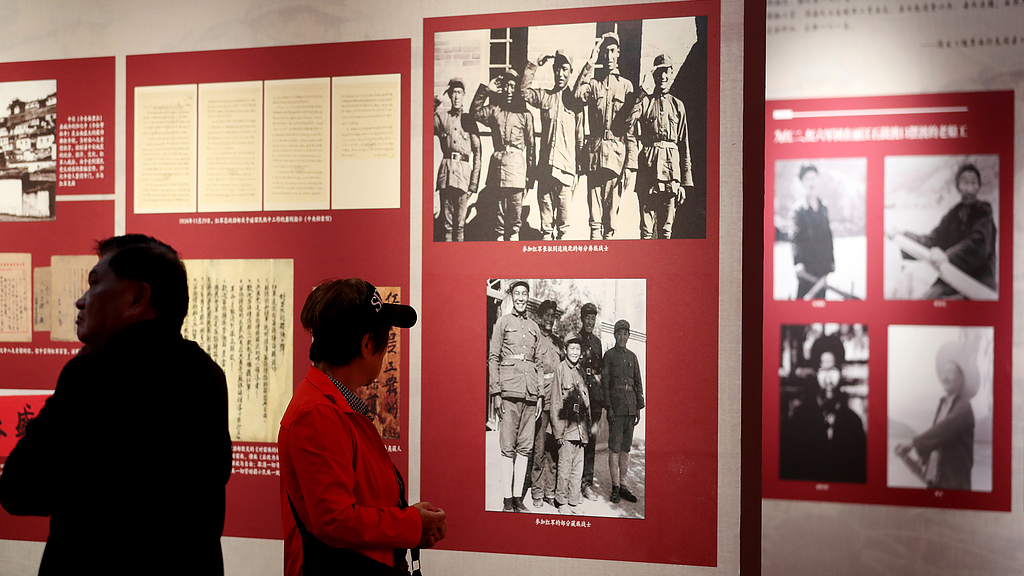 Des visiteurs voient une exposition présentant des documents d'archives et des photographies sur la Longue Marche de l'Armée rouge à travers la province du Yunnan au Musée de Kunming à Kunming, dans la province du Yunnan (sud-ouest de la Chine), le 12 septembre 2026. /VCG