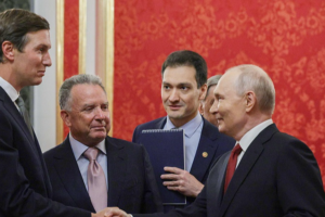 Poutine tient une réunion de trois heures avec les envoyés américains avant leur voyage à Kiev