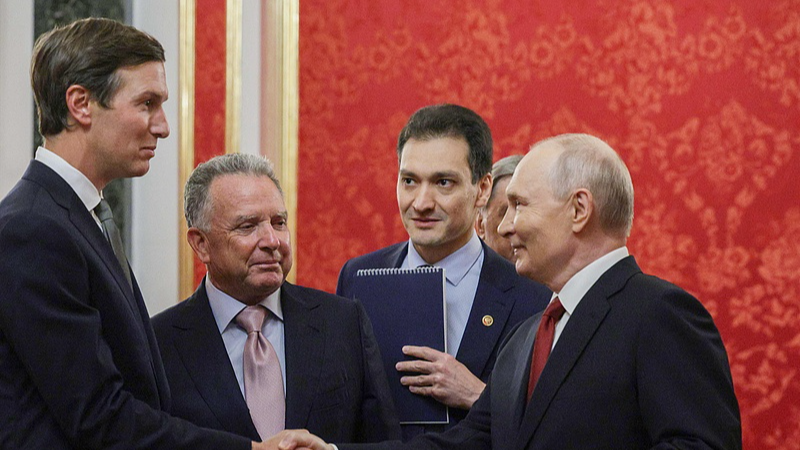 Sur cette photo de piscine distribuée par l'agence d'État russe Spoutnik, le président russe Vladimir Poutine (à droite) accueille l'envoyé spécial américain Steve Witkoff (2e à gauche) et le gendre du président américain Donald Trump, Jared Kushner (à gauche), avant leurs entretiens à Moscou, en Russie, le 5 septembre 2026. /VCG