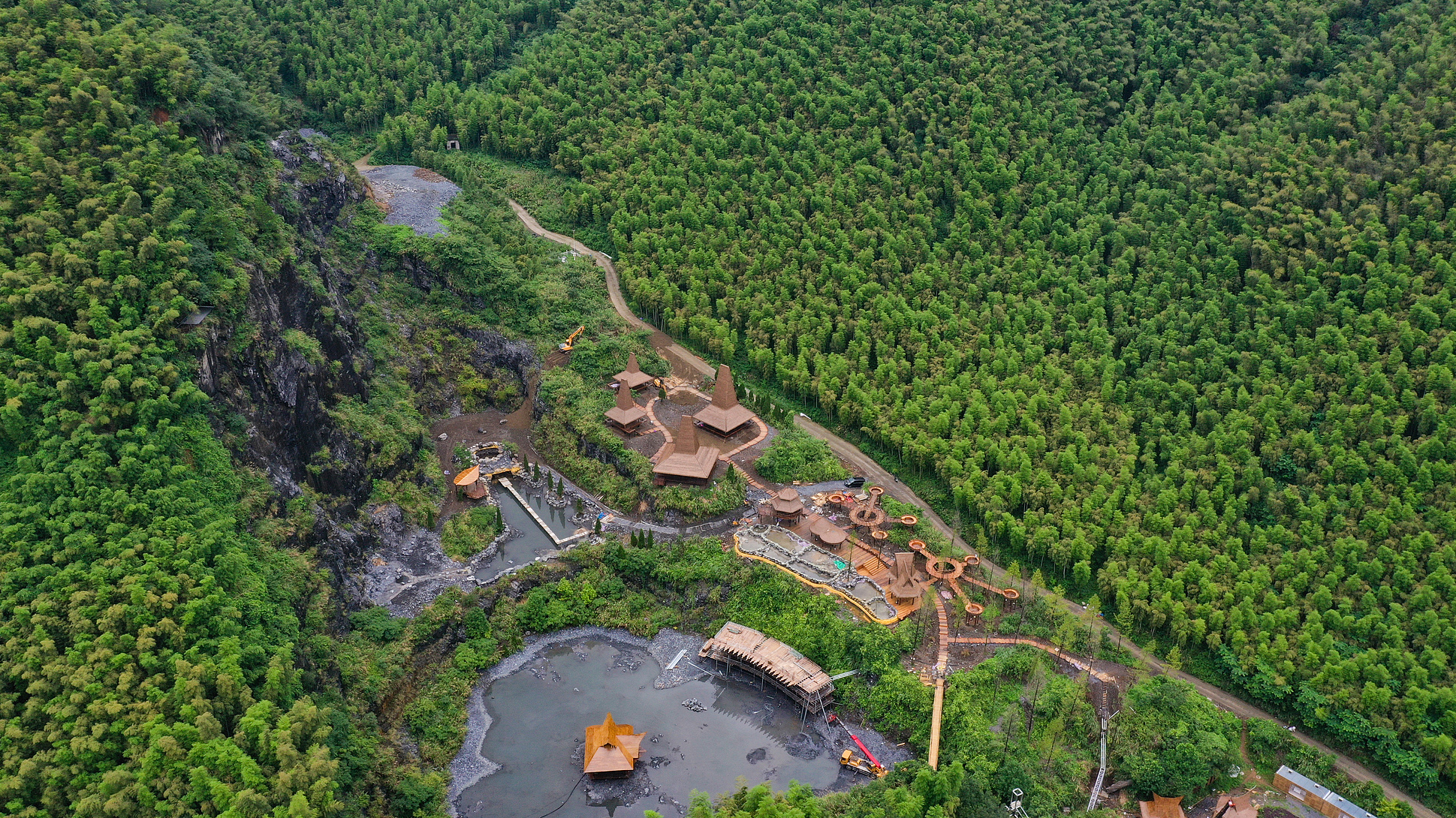 Une photo aérienne d'un magasin de café transformé à partir d'une mine abandonnée dans le village de Yucun, dans le comté d'Anji de la ville de Huzhou, dans la province du Zhejiang (est de la Chine), le 27 juillet 2025. /VCG