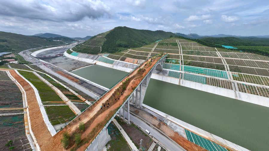 Vue par drone d'un pont du corridor faunique au-dessus du canal Pinglu, dans la ville de Jiuzhou, comté de Lingshan, ville de Qinzhou, région autonome Zhuang du Guangxi (sud de la Chine), le 8 juin 2026. /Xinhua