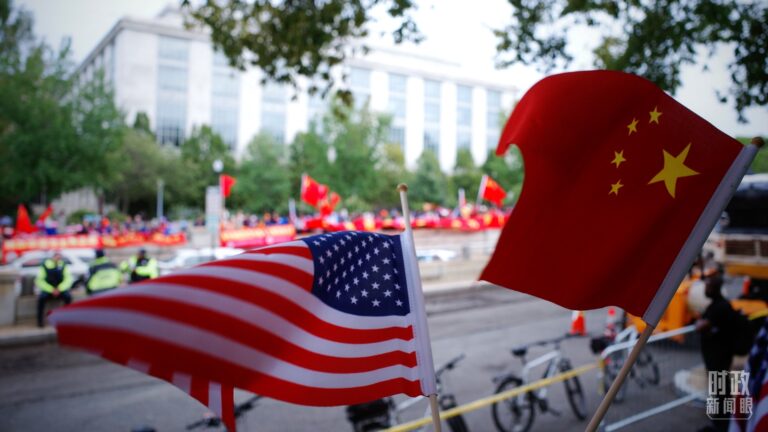 Des foules brandissent les drapeaux nationaux de la Chine et des États-Unis lors de la visite d'État du président chinois Xi Jinping aux États-Unis, le 23 septembre 2026. /CMG
