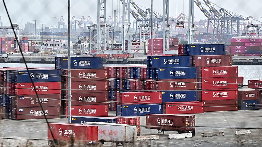 Des conteneurs d'expédition de Hede Shipping, du groupe public chinois Hebei Port Group, sont empilés dans le port de Los Angeles à Los Angeles, Californie, États-Unis, le 13 octobre 2025. /VCG