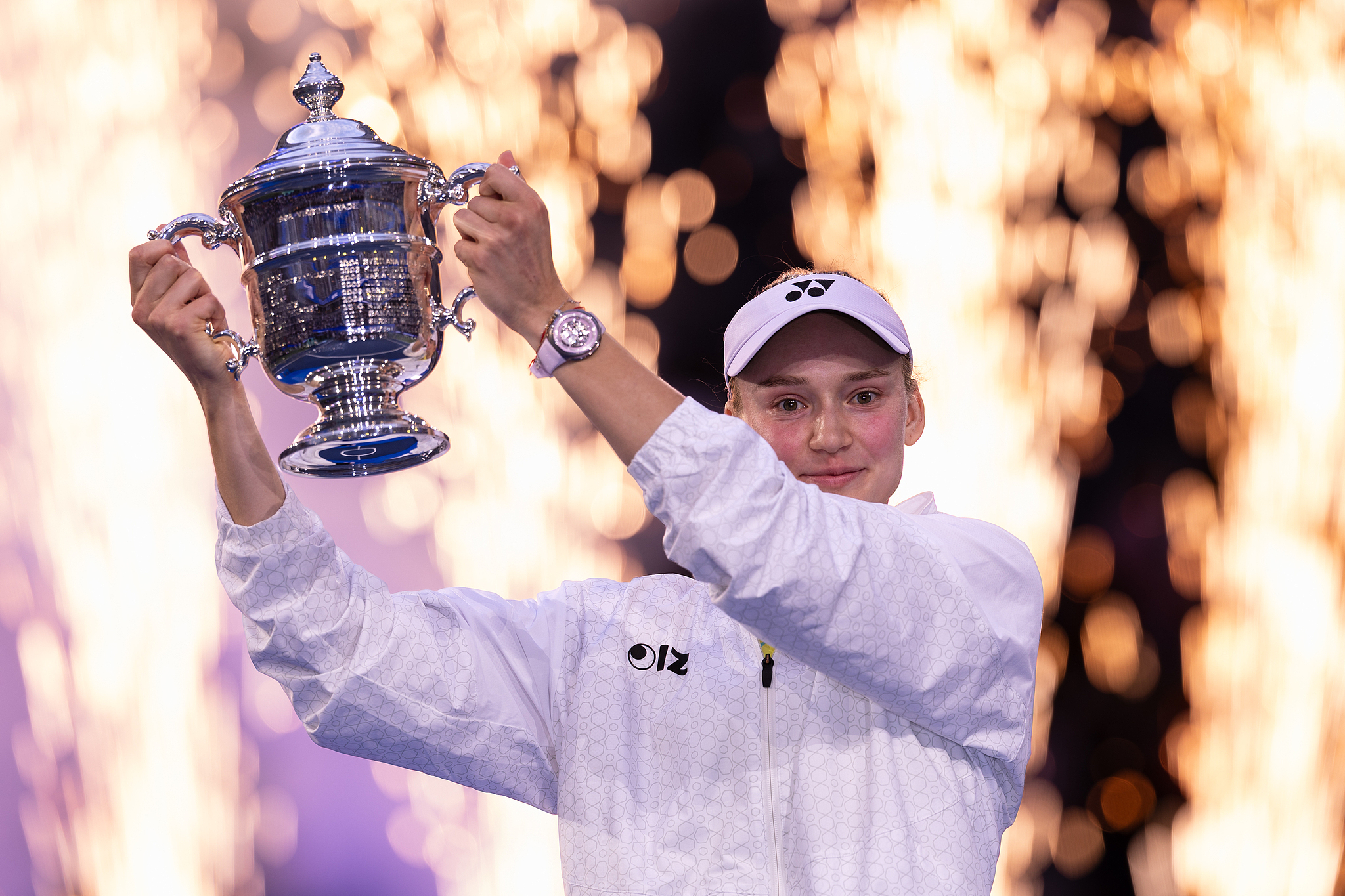 Elena Rybakina lors de la cérémonie de remise des trophées après avoir battu Aryna Sabalenka lors de la finale féminine à l'US Open au USTA Billie Jean King National Tennis Center à New York, États-Unis, le 12 septembre 2026. /VCG