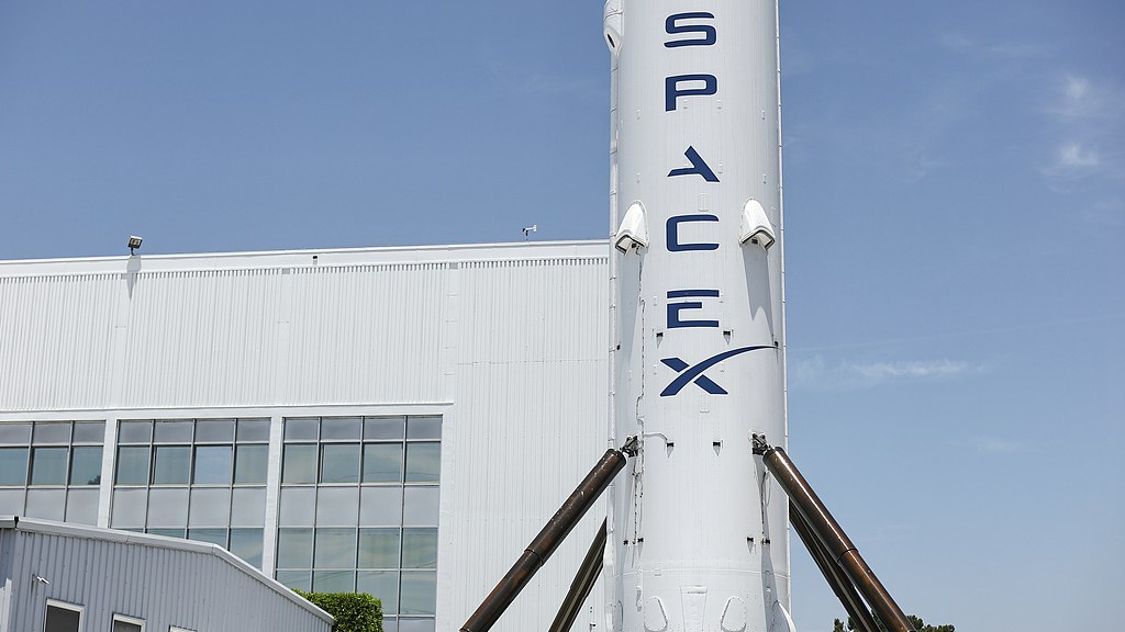Signalisation SpaceX à l'extérieur des installations de Space Exploration Technologies Corp. à Hawthorne, Californie, États-Unis, le 3 juin 2026. /VCG