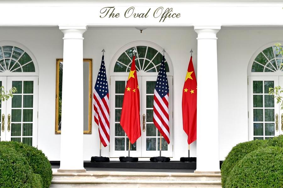 Drapeaux nationaux de la Chine et des États-Unis à la Maison Blanche à Washington DC, aux États-Unis, le 24 septembre 2026. /Xinhua