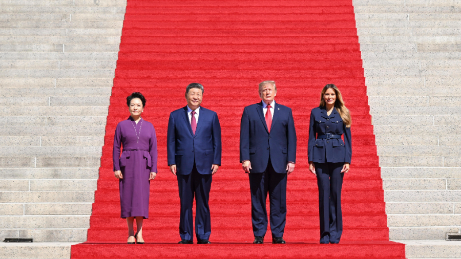 Le président chinois Xi Jinping et son épouse Peng Liyuan visitent les Archives nationales des États-Unis, accompagnés du président américain Donald Trump et de son épouse Melania Trump, après avoir pris le thé à Washington, DC, aux États-Unis, le 25 septembre 2026. /Xinhua