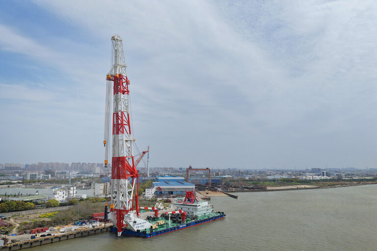 Le navire de battage de pieux Tiejian Daqiao Zhuang 1 à Nantong, dans la province du Jiangsu (est de la Chine), le 8 avril 2026. /VCG
