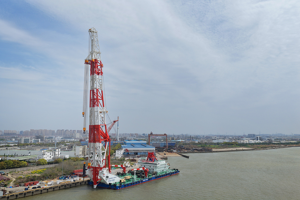 Le navire de battage de pieux Tiejian Daqiao Zhuang 1 à Nantong, dans la province du Jiangsu (est de la Chine), le 8 avril 2026. /VCG