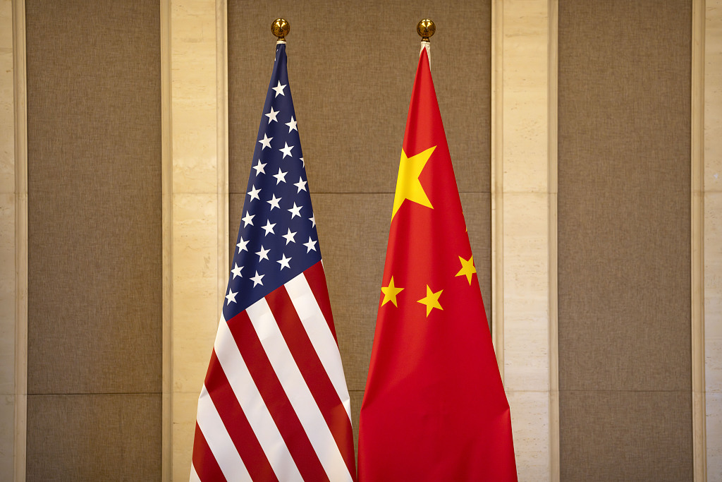 Drapeaux nationaux de la Chine et des États-Unis./ VCG