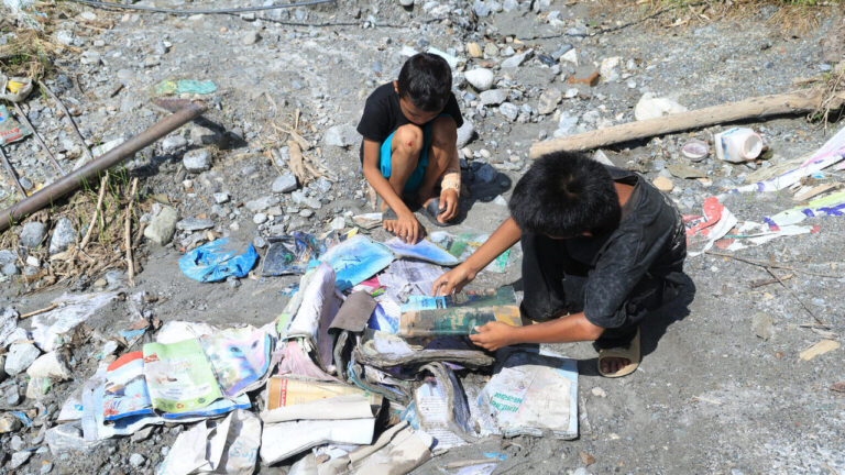 Unicef, 14,000 children without school in Nepal one month after the floods