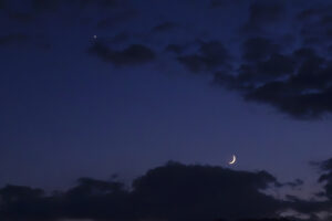 Vénus brillante et lune de la mi-automne pour mettre en valeur le ciel de septembre