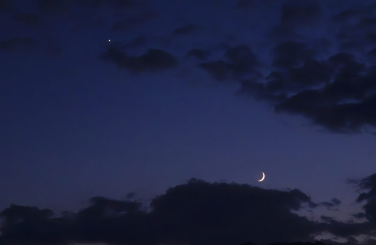 Vénus et la Lune apparaissent ensemble dans le ciel d'Enshi, province du Hubei, centre de la Chine, le 15 août 2026. /VCG