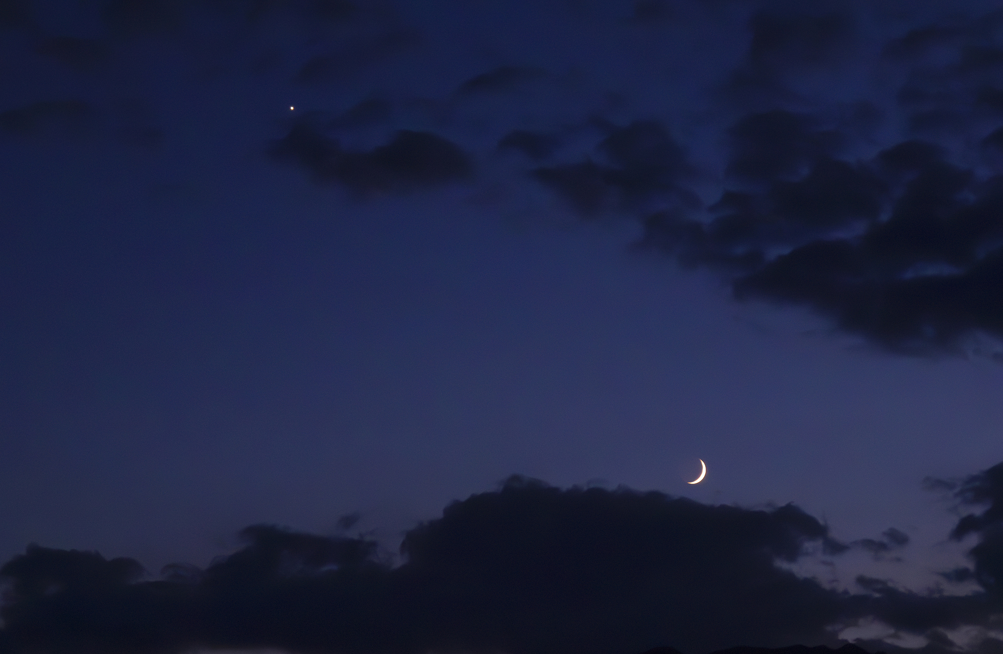 Vénus et la Lune apparaissent ensemble dans le ciel d'Enshi, province du Hubei, centre de la Chine, le 15 août 2026. /VCG