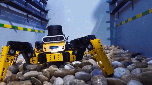Un robot à six pattes de couleur jaune vif conçu pour l'inspection électrique à haut risque. /CMG