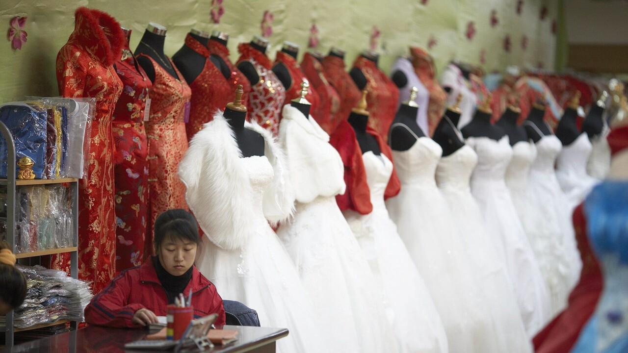 WSJ, 'increasingly glamorous weddings in China to encourage births'