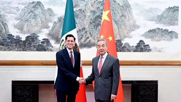 Le ministre chinois des Affaires étrangères Wang Yi (à droite), également membre du Bureau politique du Comité central du Parti communiste chinois, serre la main de Roberto Velasco Alvarez, secrétaire aux Affaires étrangères du Mexique, à Pékin, en Chine, le 7 septembre 2026. /Ministère chinois des Affaires étrangères