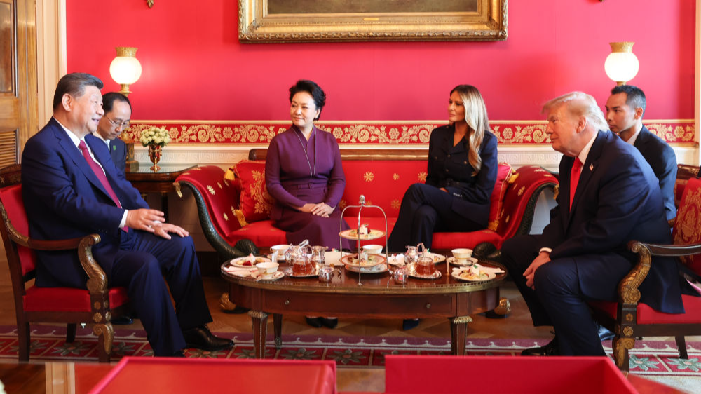 Le président chinois Xi Jinping et son épouse Peng Liyuan discutent autour d'un thé avec le président américain Donald Trump et son épouse Melania Trump à la Maison Blanche à Washington, DC, États-Unis, le 25 septembre 2026. /CMG