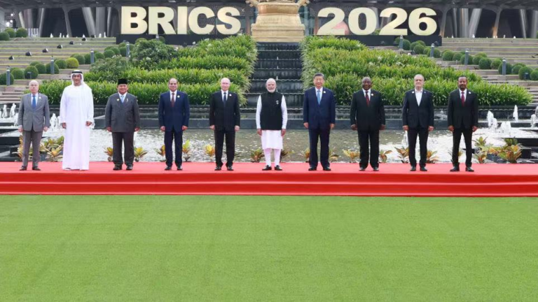 Les dirigeants des pays membres des BRICS posent pour une photo de groupe lors du 18e Sommet des BRICS à New Delhi, en Inde, le 12 septembre 2026. /Xinhua