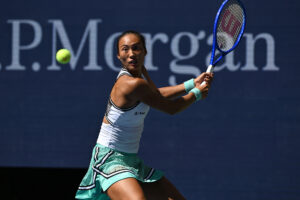 Zheng passe de 5 à 0 pour étourdir Swiatek et atteindre les quarts de finale de l&rsquo;US Open